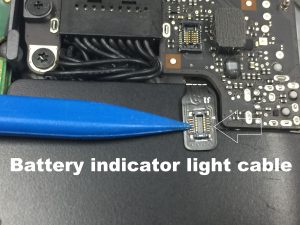 MacBook battery not charging - faulty battery indicator light